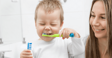 niño cepillándose los dientes